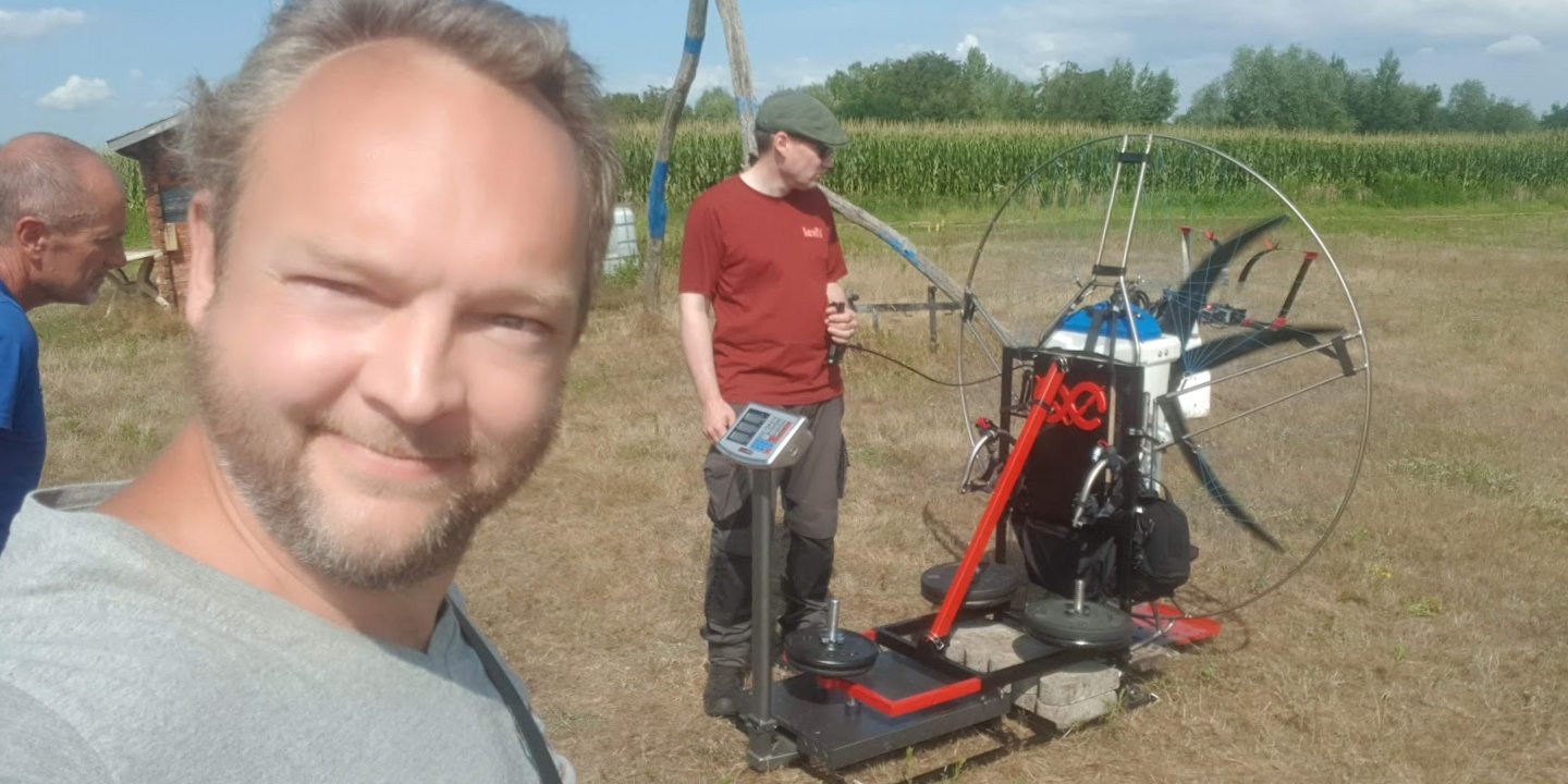 Julien Heyl teste son Exomo 5 kWh sur le banc d’essais paramoteur Dragonfly